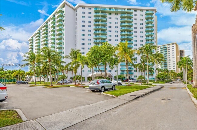 Foto del edificio - 19380 Collins Ave