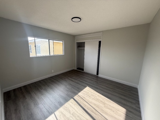 Building Photo - 1122 W 94th St