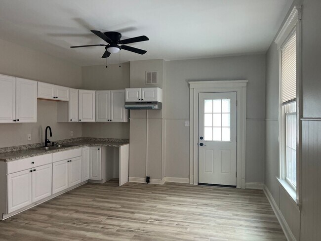 Foto del edificio - 2 bedroom, plus bonus room!