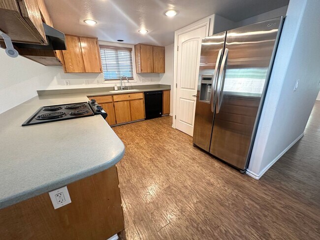 Building Photo - 3 Bedroom 2 Bath Hillsboro Home!