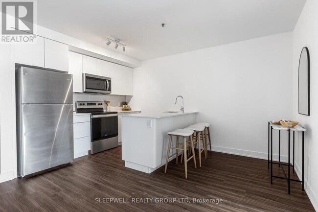 Building Photo - 1354 Carling Ave