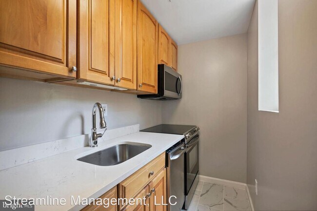 Building Photo - 2 br, 1 bath House - 1752 N Rhodes St #6-323