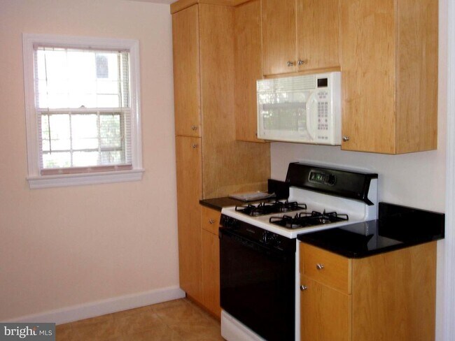 Foto del edificio - 9912 Dickens Ave