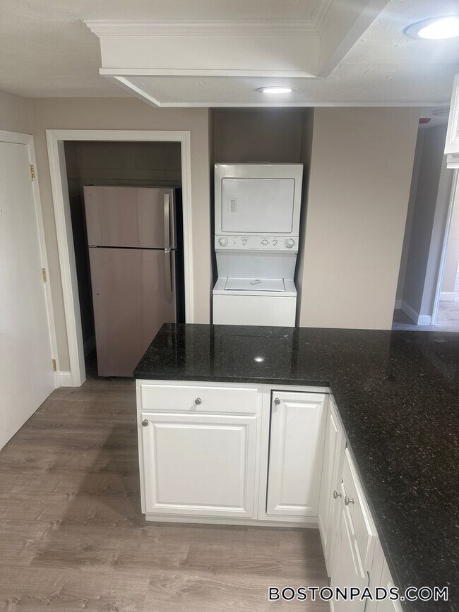 Building Photo - 13 Kenmar Dr