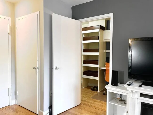 Walk-in Closet - 1121 Arlington Blvd