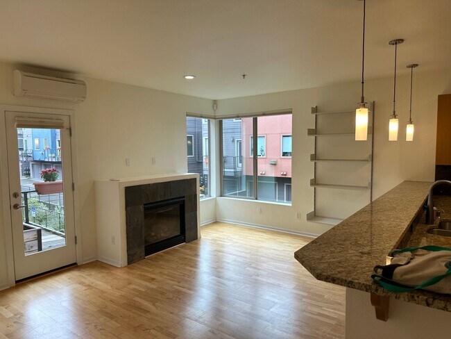 Building Photo - GORGEOUS TOWNHOME AVAILABLE NOW IN ST JOHN...