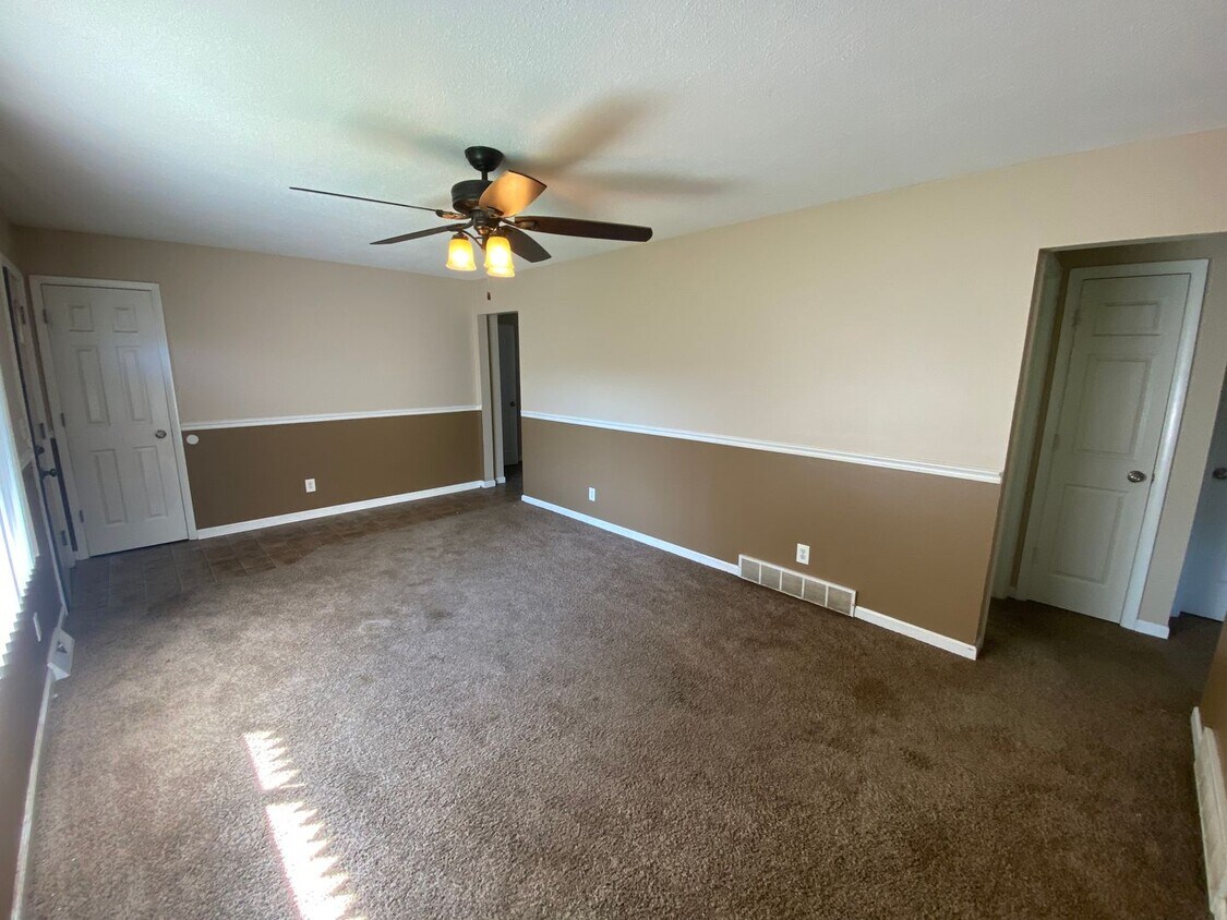 Foto principal - Three Bed, One Bath!