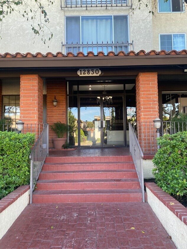 Primary Photo - 12830 Burbank Blvd