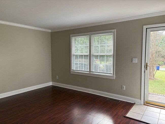 Building Photo - 3 Bedroom, 2 Bathroom House in Winston-Salem!