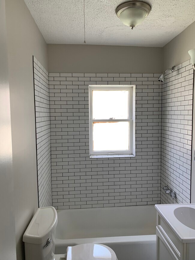 Baño 1 - 8225 W 30th St
