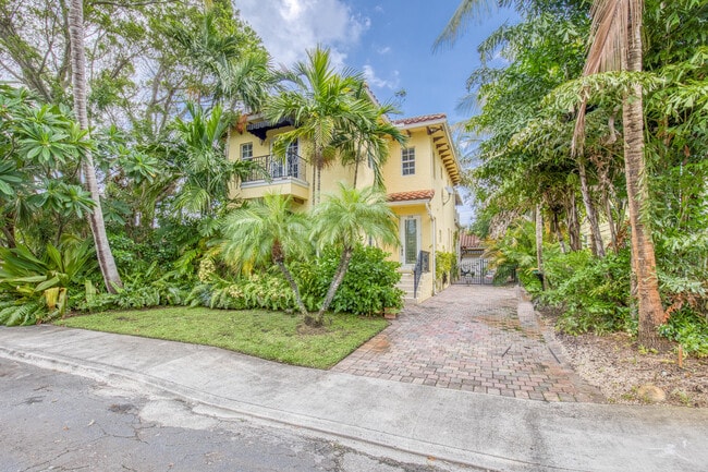 Building Photo - 218 N Palmway