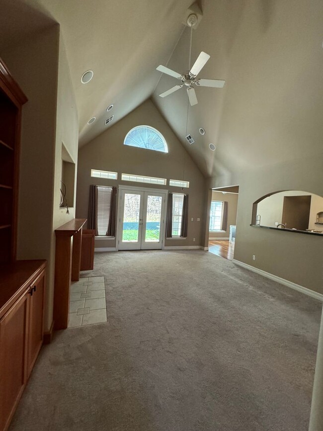 Building Photo - Nice 4 bedroom 3 bath on Rock Drive 3 car ...