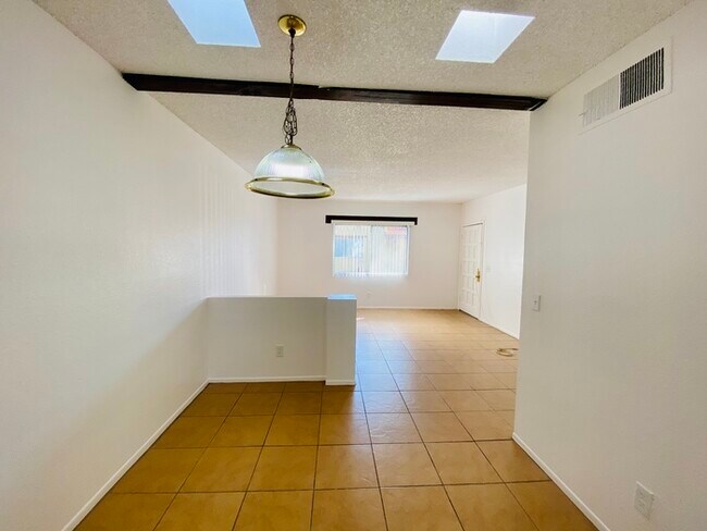 Foto del edificio - Spacious Townhome Style Home with Large Ya...