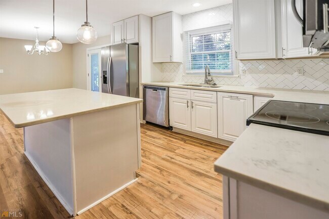 Building Photo - 3643 Hillsborough Ln