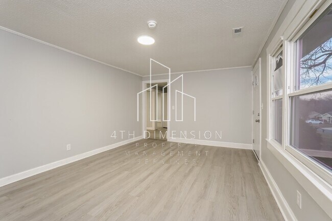 Building Photo - Charming 4 Bedroom Home with 2 Full Bathro...