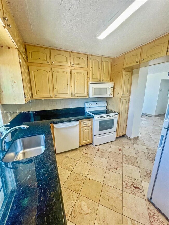 Foto del edificio - 2025 NE 164th St