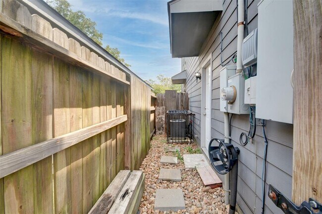 Foto del edificio - 7616 N Main St