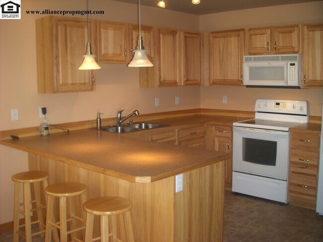 Building Photo - Fantastic, Spacious 3 Bedroom 2 Bath Condo