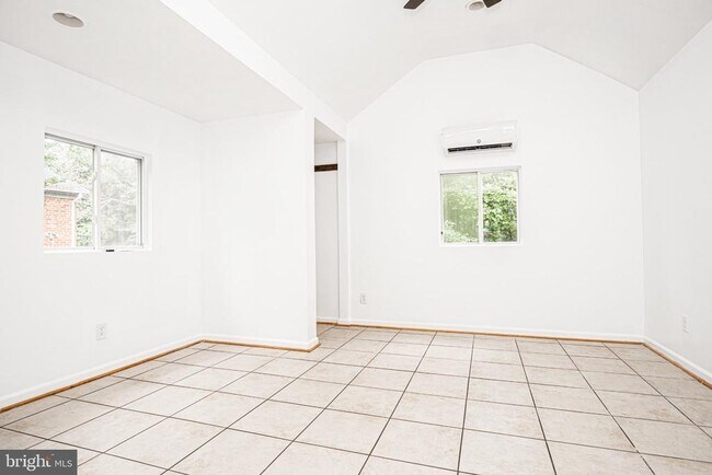 Foto del edificio - 3242 Holly Hill Dr