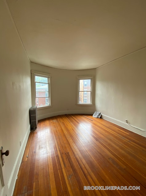 Building Photo - 1595 Beacon St
