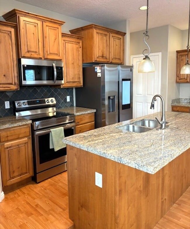 Building Photo - 3 Bedroom / 3.5 Bathroom Townhome in Millc...