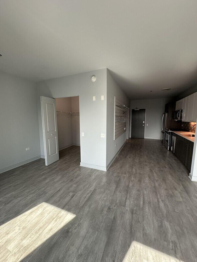 Foto del edificio - 0 bedroom in Chicago IL 60613