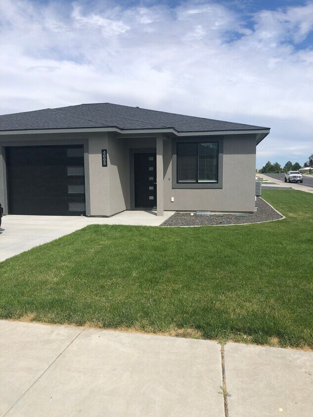 Primary Photo - Beautiful New Construction Condo!!