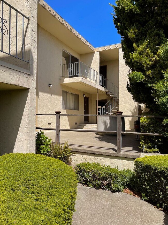 Foto del edificio - Updated Large 1 bedroom 1 bath Sunny & Bri...