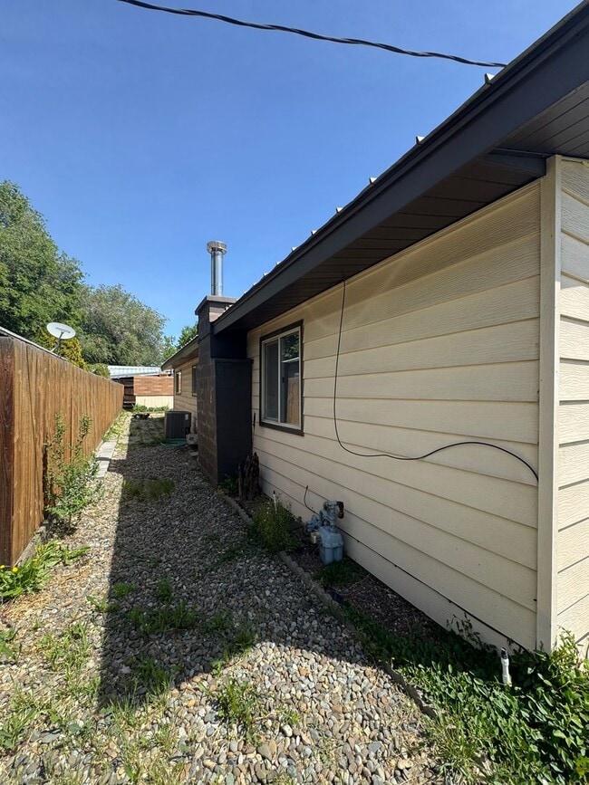 Building Photo - Spacious Home Near Hospital