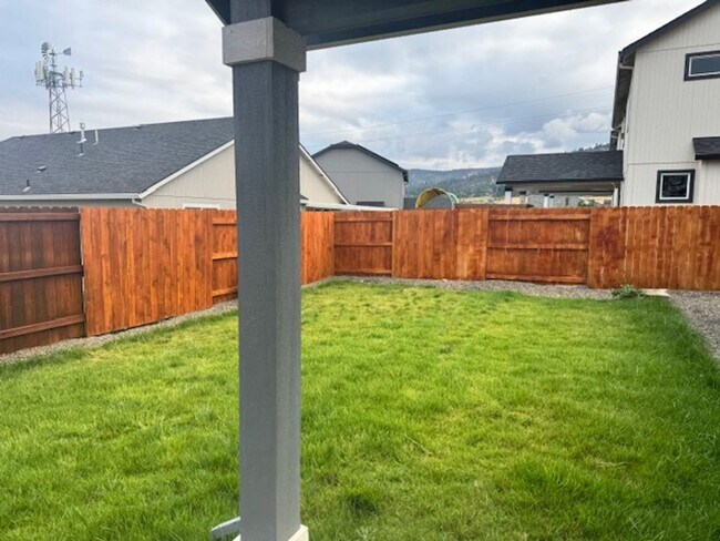 Building Photo - LIGHT FILLED OPEN LAYOUT SINGLE LEVEL HOME