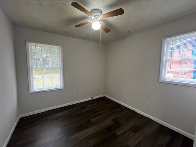 Foto del edificio - 904 Jamestown Dr