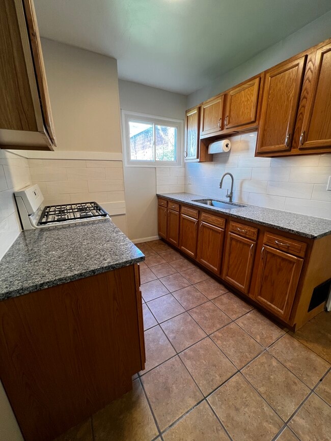 Kitchen - 4414 Ivanhoe Ave