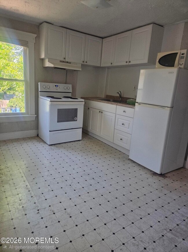 Building Photo - 612 Lareine Ave