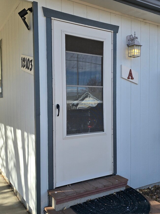 Sunny and freshly painted inside and outside - 12103 Viewpoint Dr