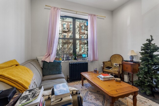 Foto del edificio - 68-51 Fresh Pond Rd