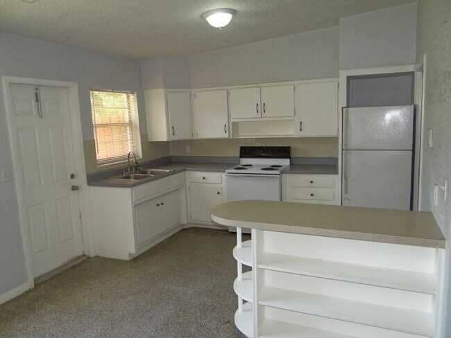 Foto del edificio - 2 bed, 1 bath in a quiet neighborhood