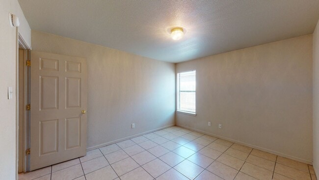 Foto del edificio - PRICE IMPROVEMENT NOW ONLY $1295!!!!!!