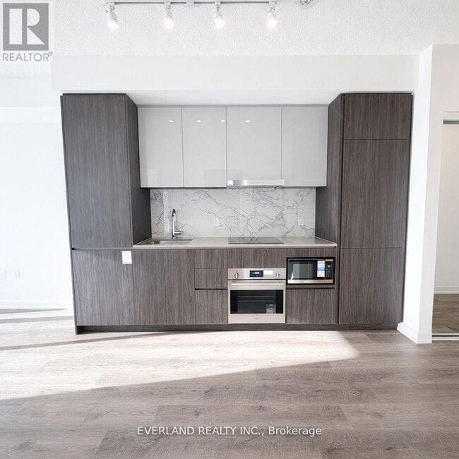 Photo du bâtiment - 8 Interchange Wy