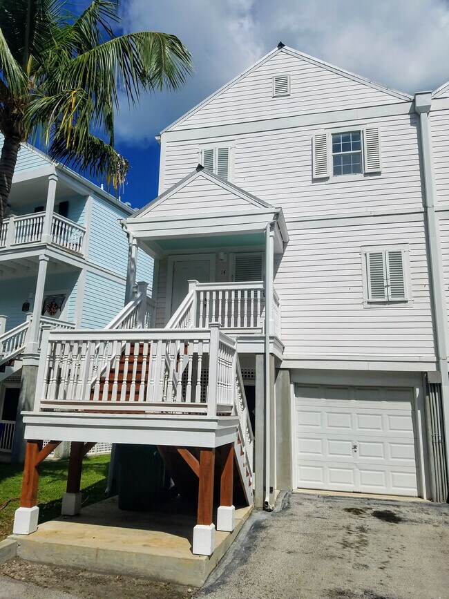 Frente - 3029 N Roosevelt Blvd