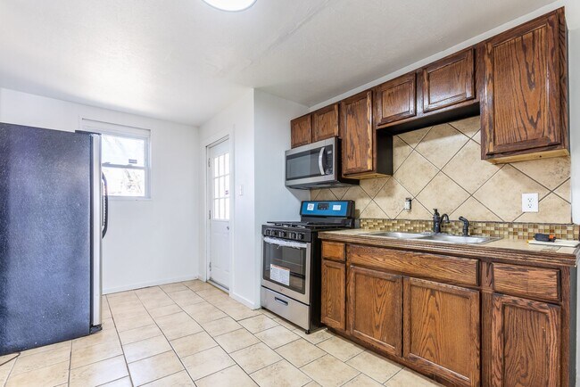 Foto del edificio - Available JUNE 2026 - Traditional 2 Bedroom Home in Beechview/ LOTS of natural light!