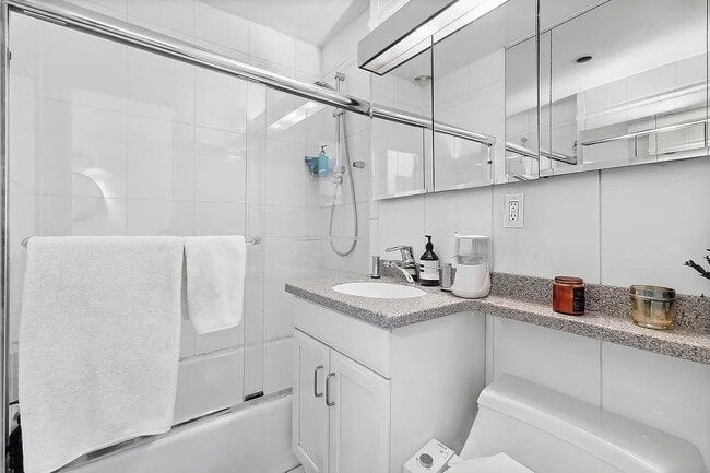 Foto del edificio - 43 E 10th St