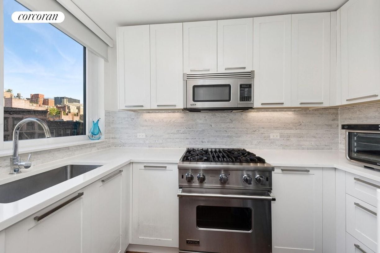 Building Photo - 200 E 94th St
