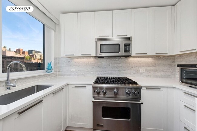 Building Photo - 200 E 94th St