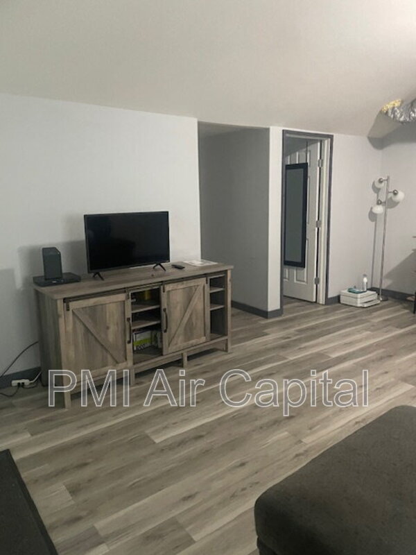 Foto del edificio - 5755 Armstrong St