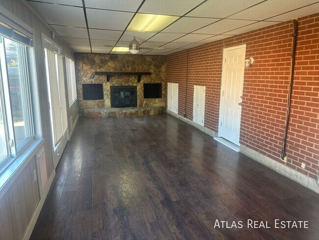 Foto del edificio - Updated 4-Bedroom Rental with Large Garage...