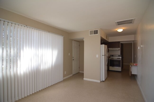 Foto del edificio - Charming 1 Bedroom 1 Bath Duplex! Great Ce...