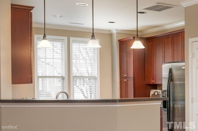 Building Photo - 2 br, 2.5 bath Townhome - 2017 Freeport Drive