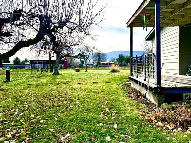 Building Photo - 3 Bedroom 1 Bath house on 1 acre with sept...