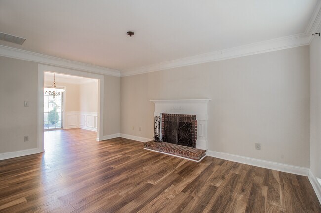 Building Photo - 3 Bedroom 2.5 Bathroom Home with Bonus in ...