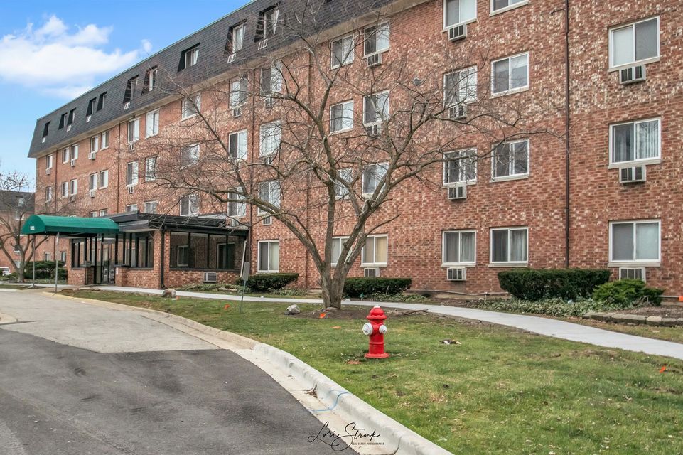 5011 Valley Ln Unit 401, Streamwood, IL 60107 Apartments in Streamwood, IL